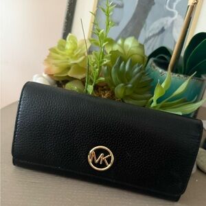 Michael Kors Pebbled Leather Fulton Flap CONTINENTAL Wallet in Black Gold NEW